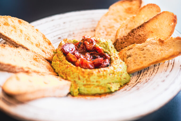 Hummus con cherrys salteados Cantina Sputnik Berango